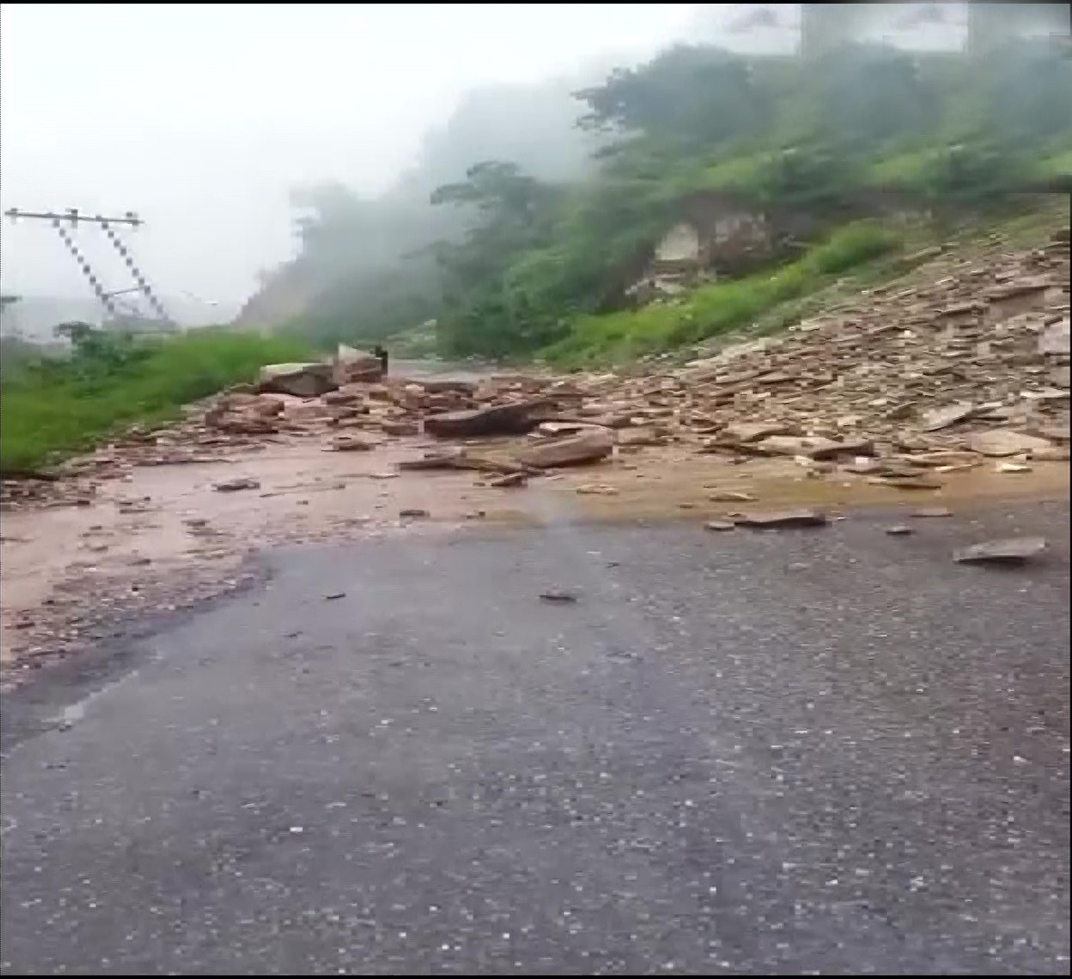 Heavy landslide on Chandigarh-Manali National Highway 