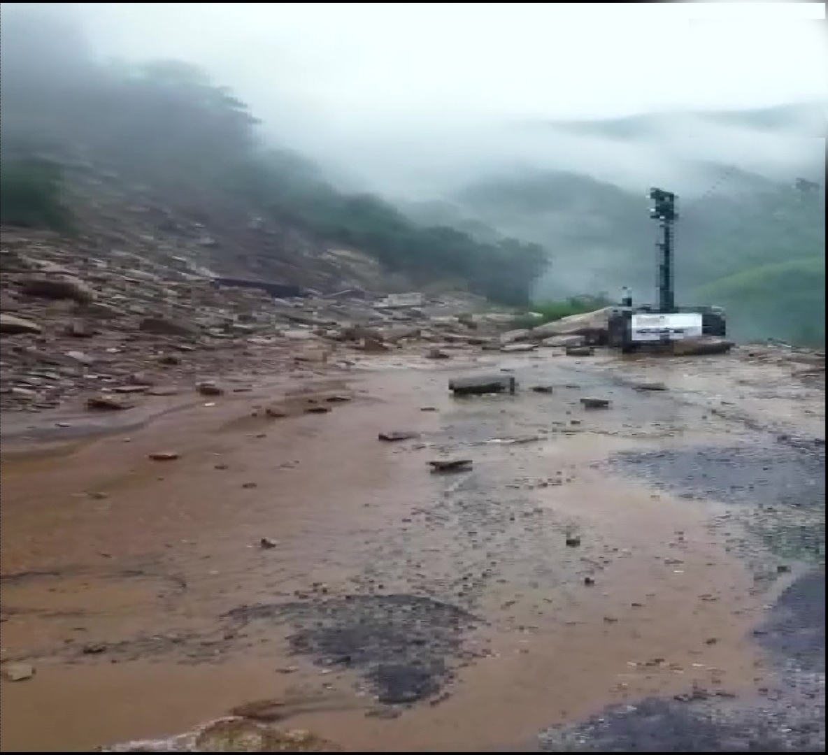 Heavy landslide on Chandigarh-Manali National Highway 