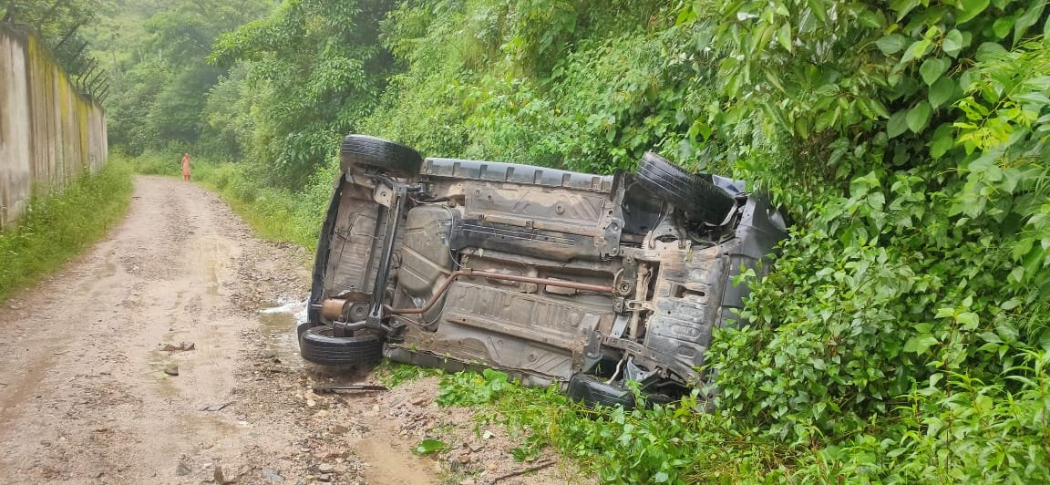 Car fell 60 feet below the road in Mandi Himachal