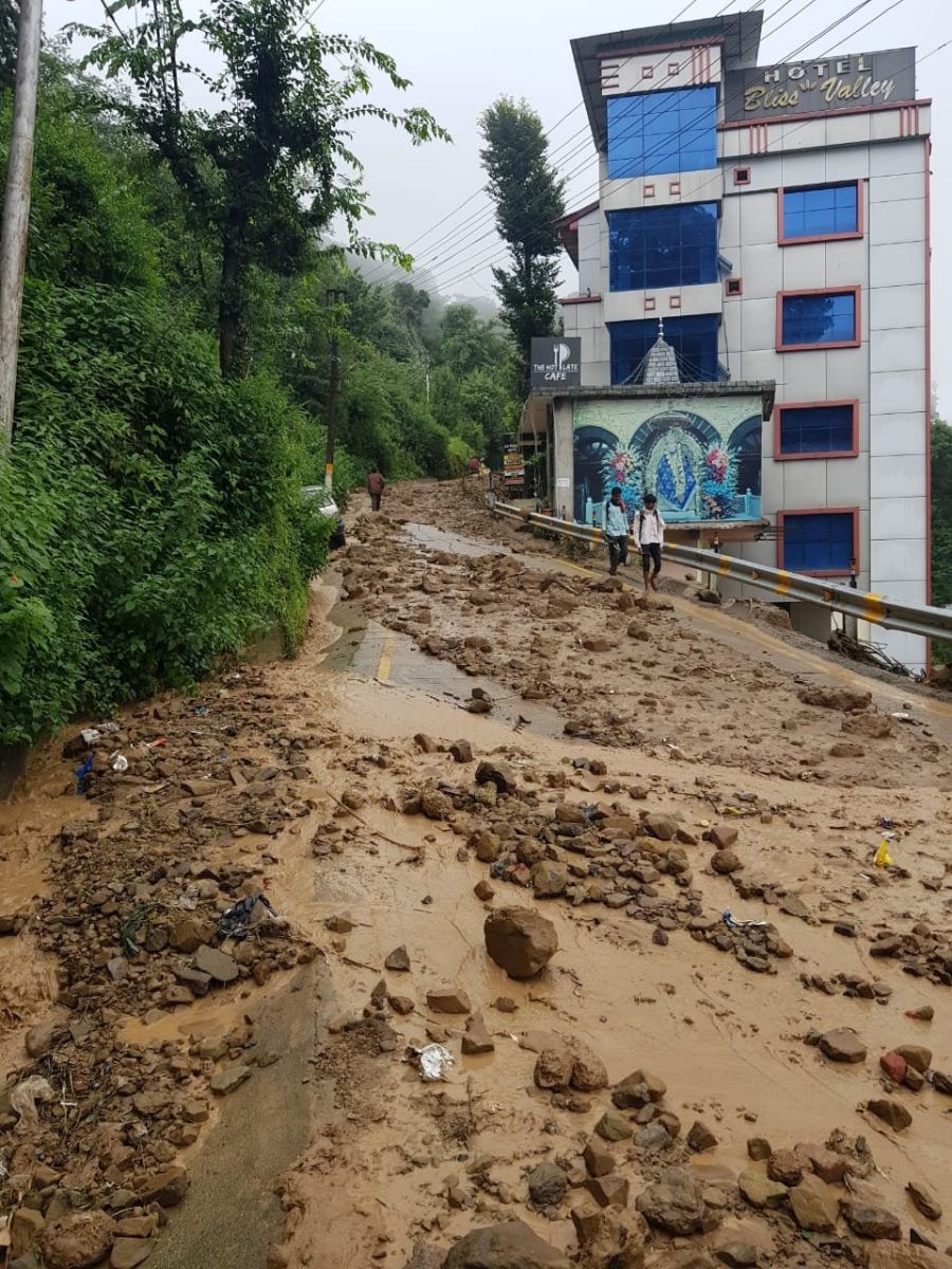 Car fell 60 feet below the road in Mandi Himachal