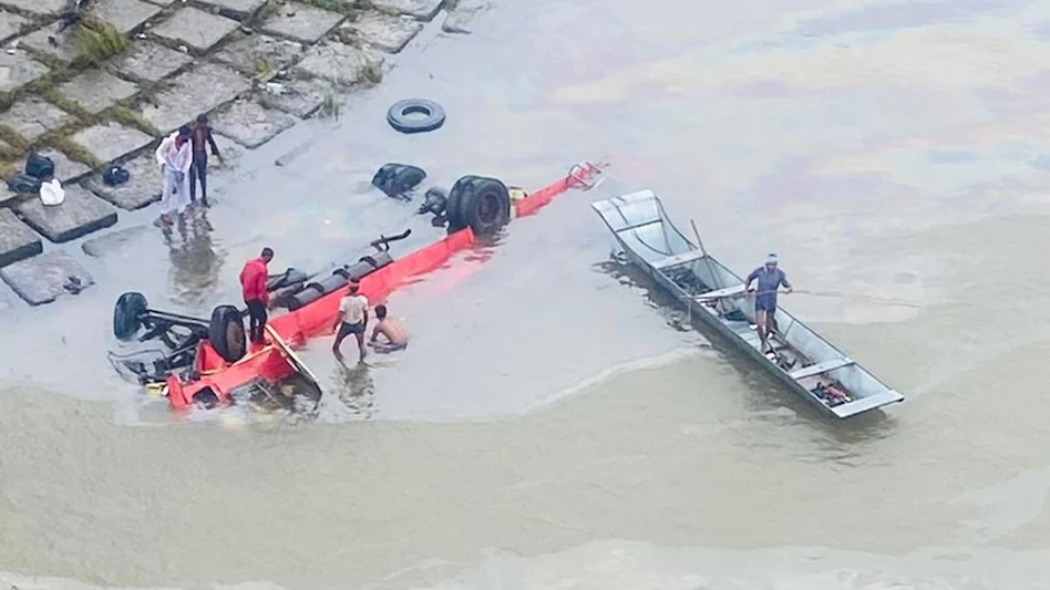 Bus fell in Narmada river in MP