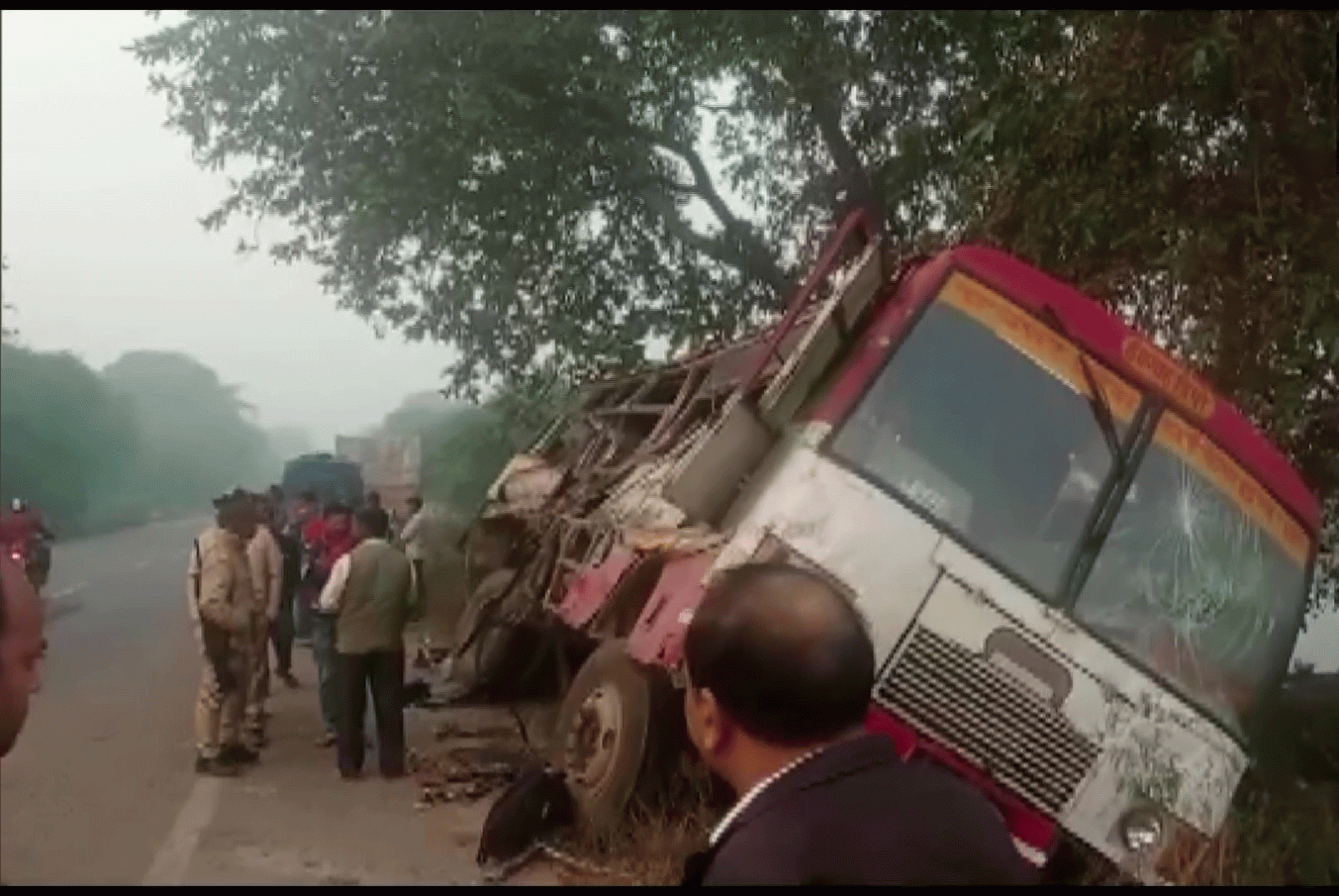 Roadways Bus and Truck Collide in Bahraich UP