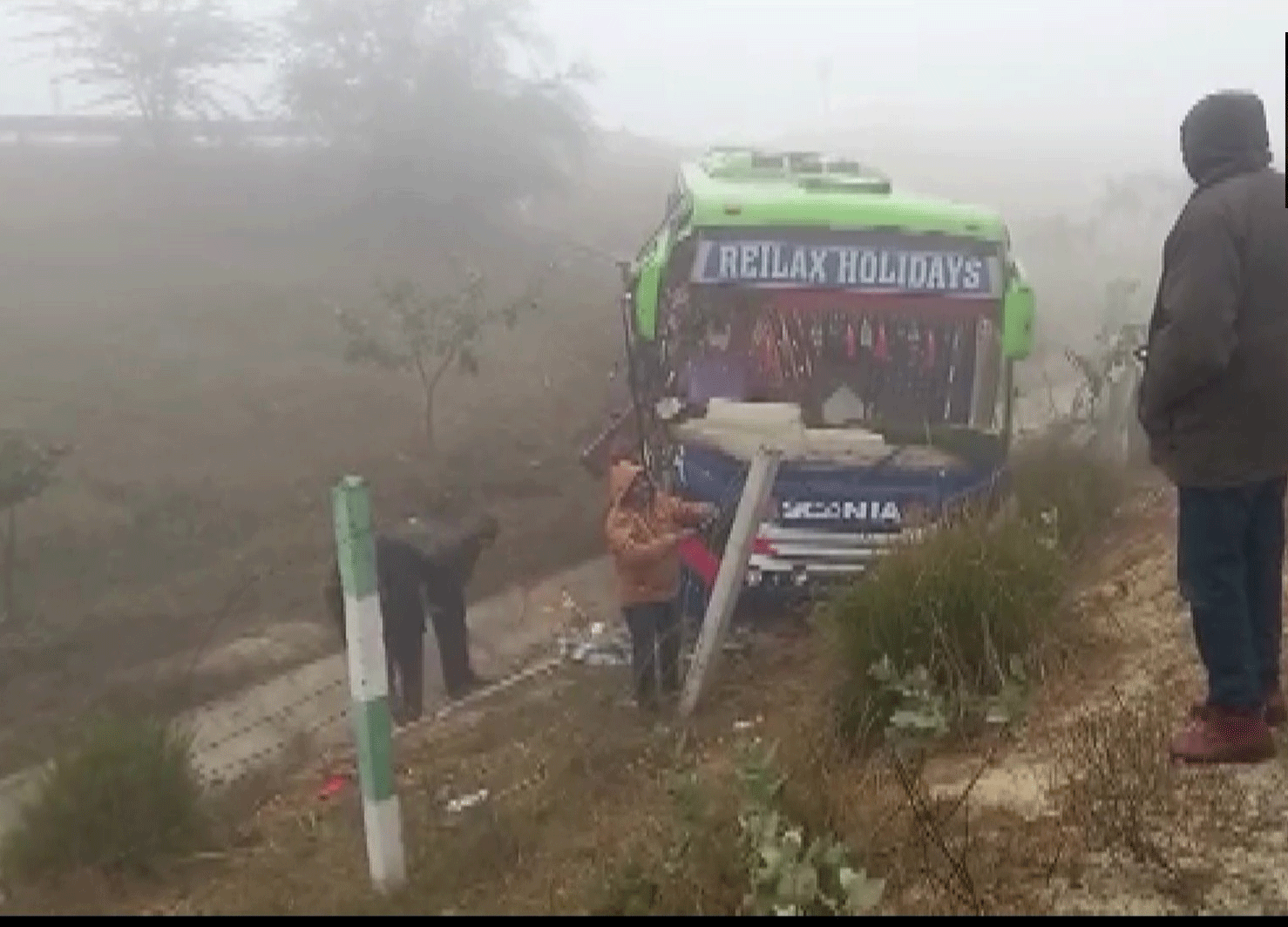 Truck and Bus Collided on Agra-Lucknow Expressway in UP