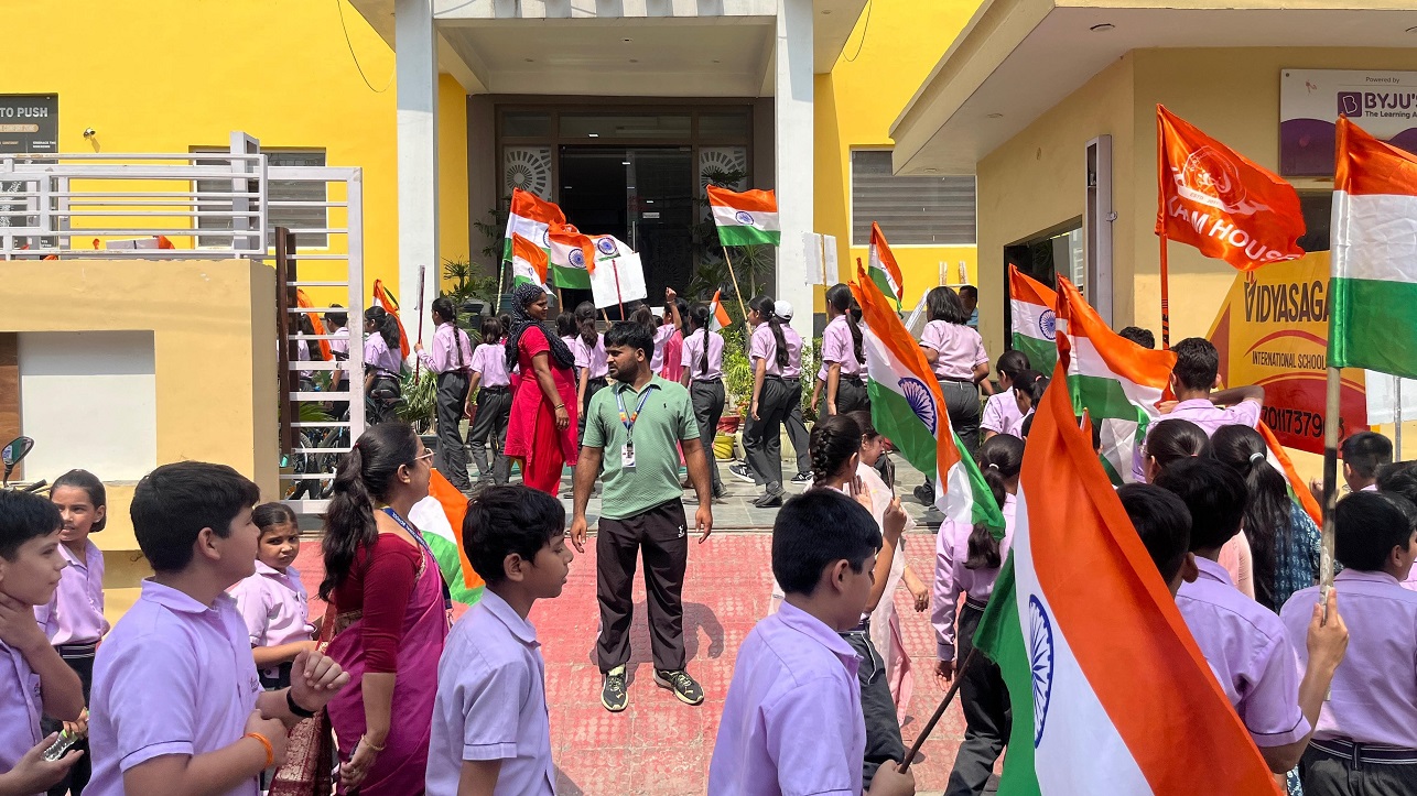 Children of Vidyasagar School came out with Tricolour
