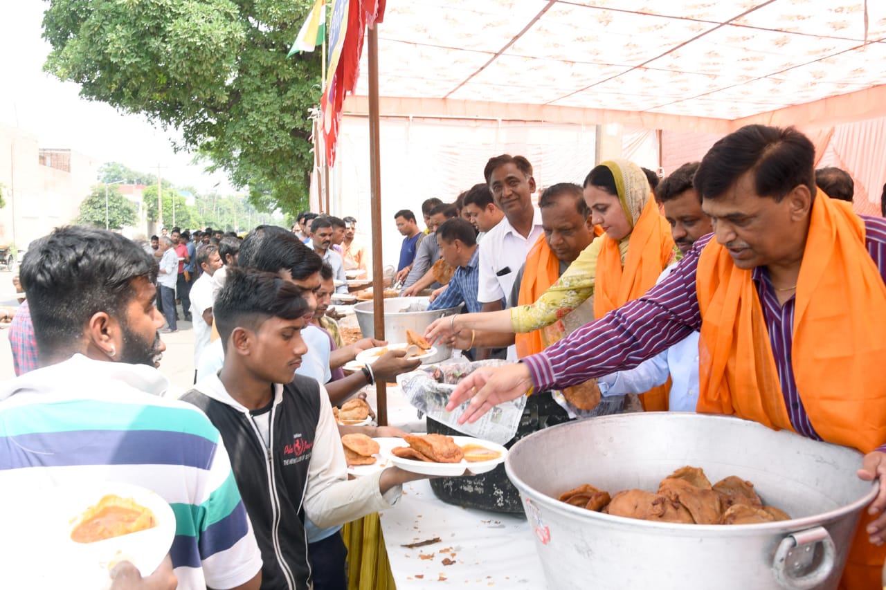 large banquet: चंडीगढ़ फर्नीचर एसोसिएशन की तरफ से विशाल भंडारे का आयोजन किया गया