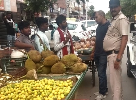 सड़कों पर खड़े रेहड़ी संचालकों को भेजा वेंडिंग जोन में भेजा