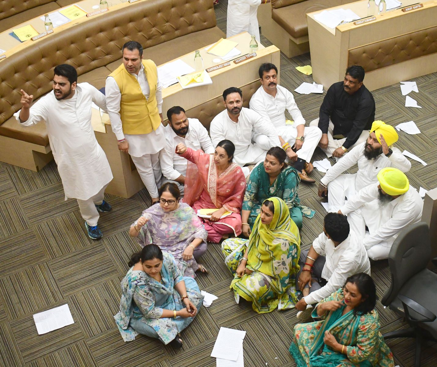 Chandigarh MC House Meeting Clash Mayor Harpreet Kaur Babla 