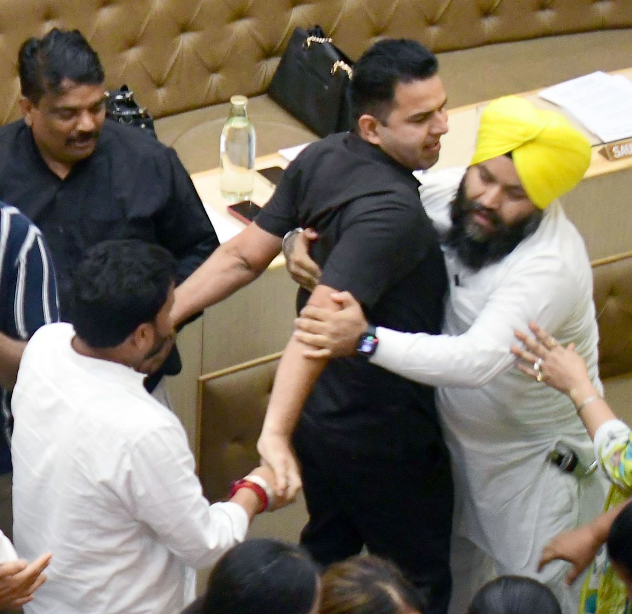  Chandigarh MC House Meeting Clash Mayor Harpreet Kaur Babla 