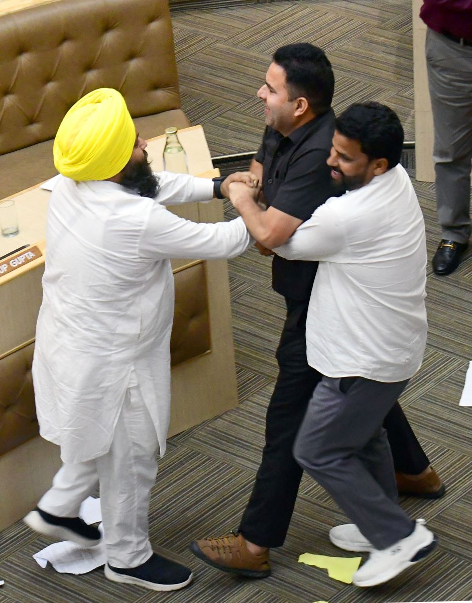  Chandigarh MC House Meeting Clash Mayor Harpreet Kaur Babla 