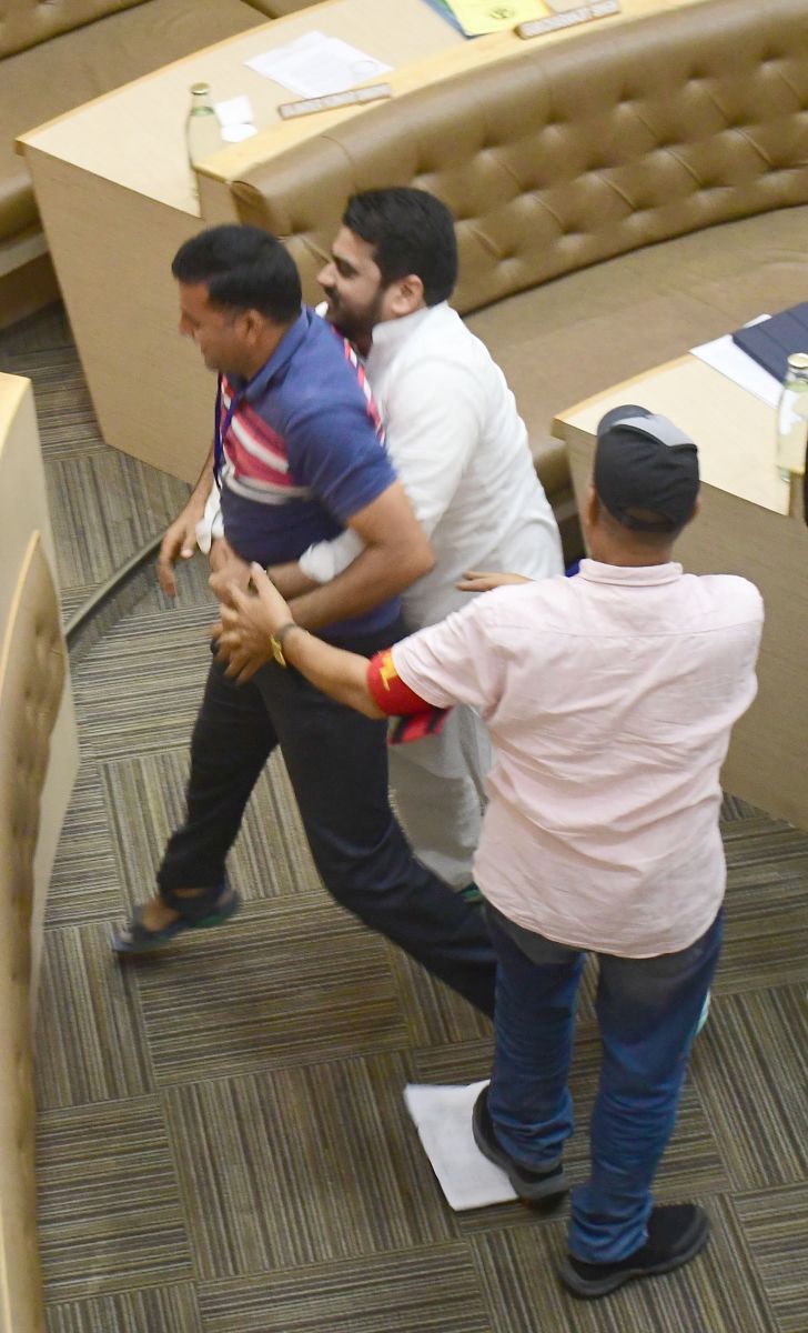  Chandigarh MC House Meeting Clash Mayor Harpreet Kaur Babla 