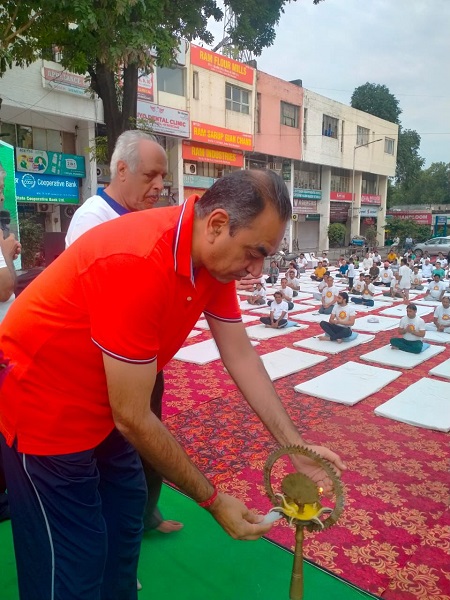 चंडीगढ़ योग सभा के बैनर के तले शहरभर में आठवें अंतरराष्ट्रीय योग दिवस हजारों लोगों ने उठाया स्वास्थ्य लाभ