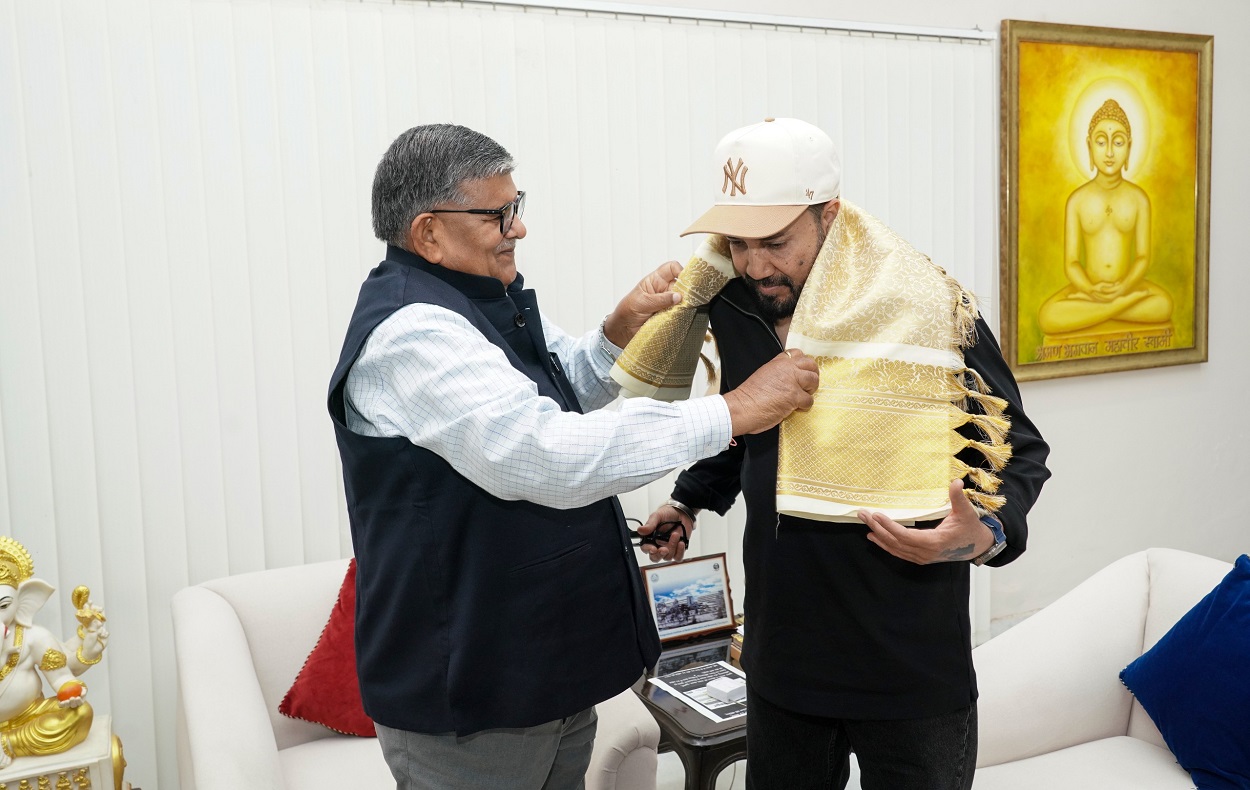 Mika Singh Meets Governor Gulab Chand Kataria
