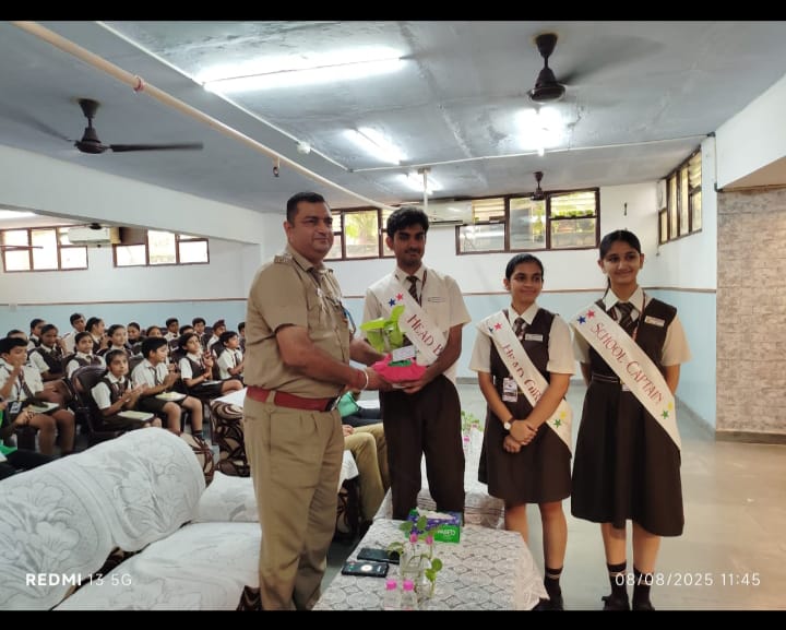 School Children Greeted the Station In-Charge