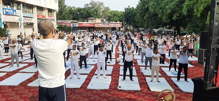 चंडीगढ़ योग सभा के बैनर के तले शहरभर में आठवें अंतरराष्ट्रीय योग दिवस हजारों लोगों ने उठाया स्वास्थ्य लाभ