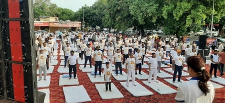 चंडीगढ़ योग सभा के बैनर के तले शहरभर में आठवें अंतरराष्ट्रीय योग दिवस हजारों लोगों ने उठाया स्वास्थ्य लाभ