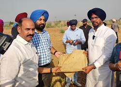 पंजाब के मंत्री कुलदीप धालीवाल  ने मोहाली के सिसवां के नज़दीक गाँव अभीपुर में 29 एकड़ पंचायती ज़मीन से अवैध कब्ज़ा हटवाया  