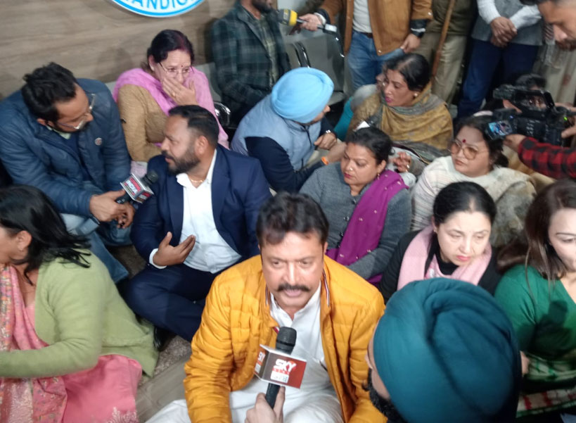 AAP-CONG Protest After BJP Won Chandigarh Mayor Election Manoj Sonkar New Mayor