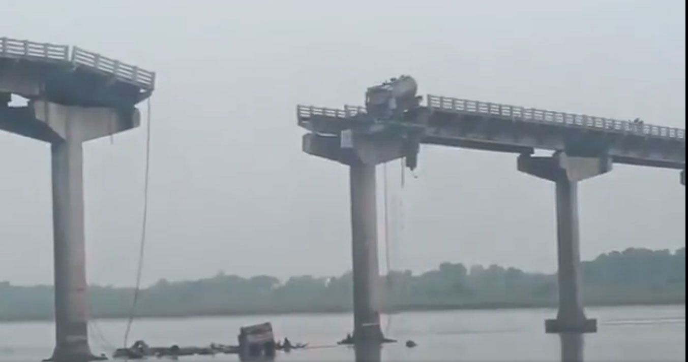   Gujarat Vadodara Gambhira Bridge Collapses on Mahisagar River