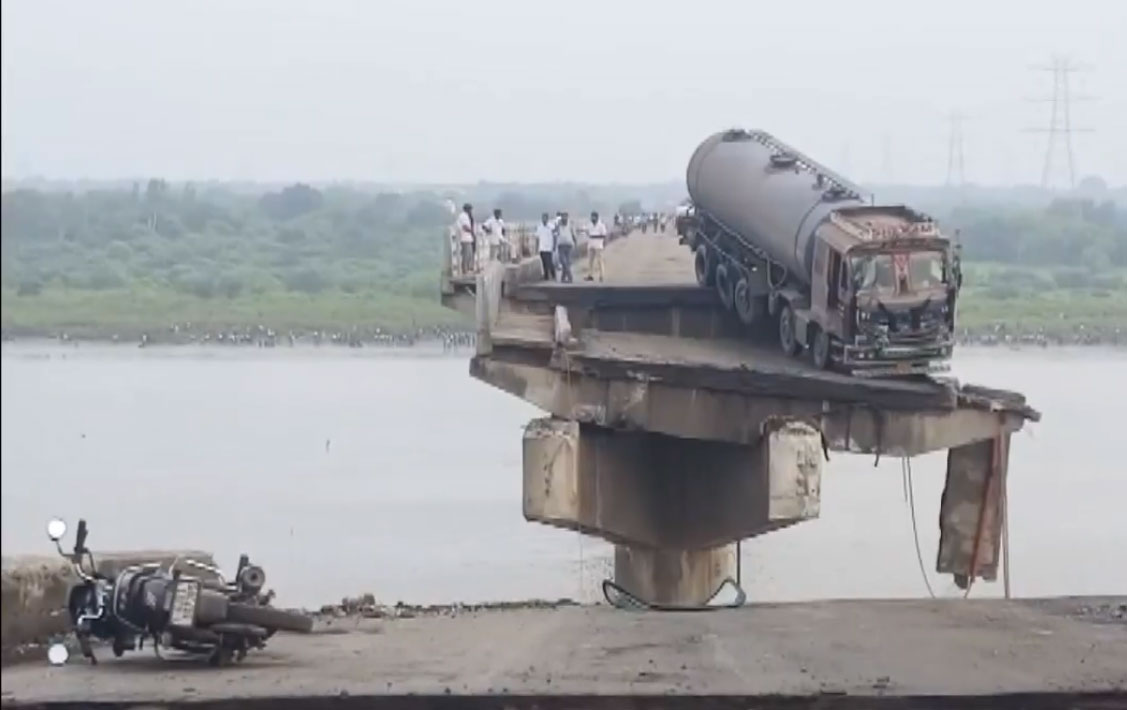   Gujarat Vadodara Gambhira Bridge Collapses on Mahisagar River