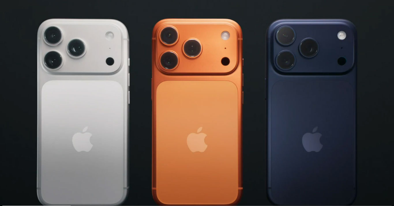Huge Crowd Gathered Outside Apple Stores in India For Apple iPhone 17