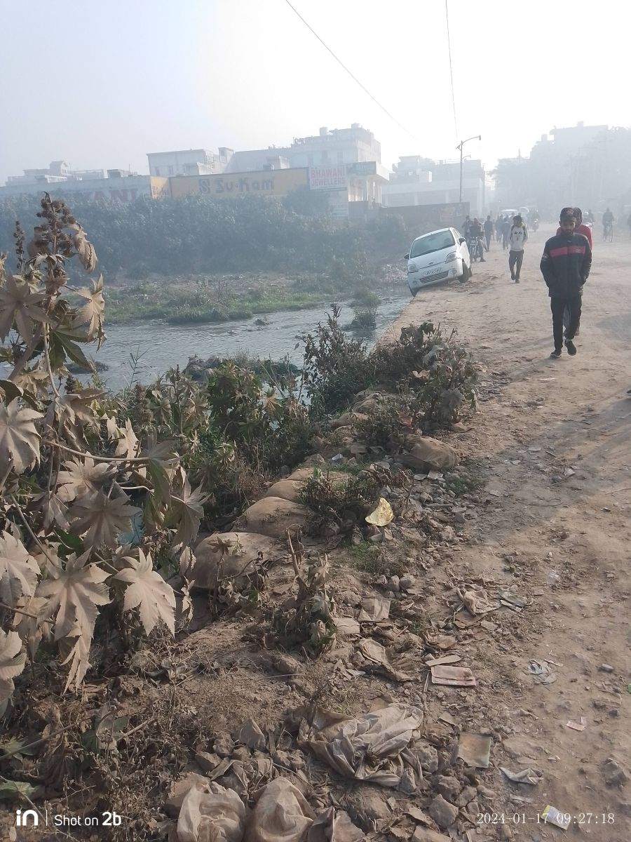 Zirakpur Baltana Car Stuck on Sukhna Choe Bridge Accident News