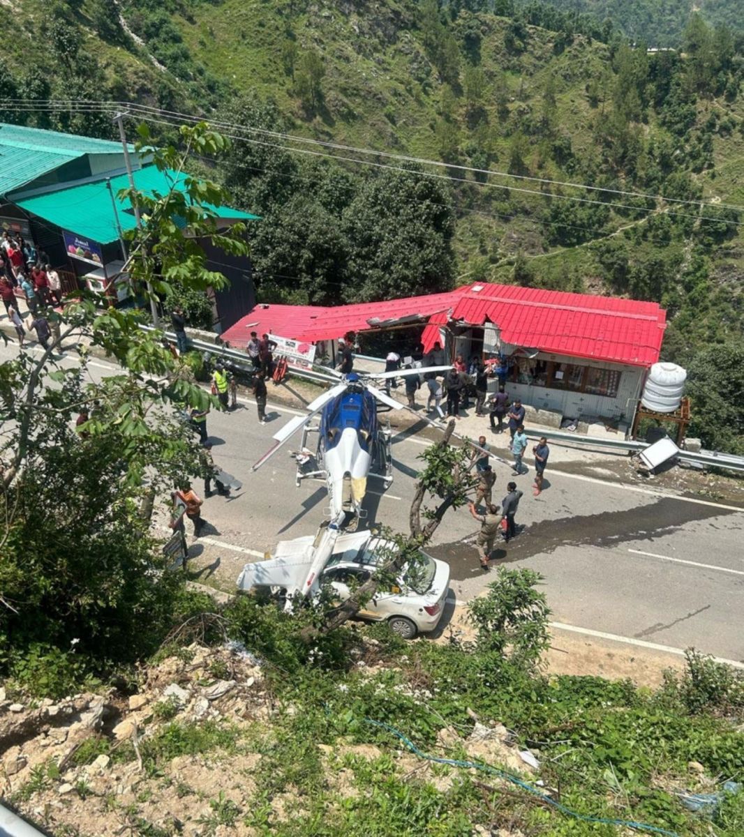 Kedarnath Helicopter Emergency Landing On Highway Video News