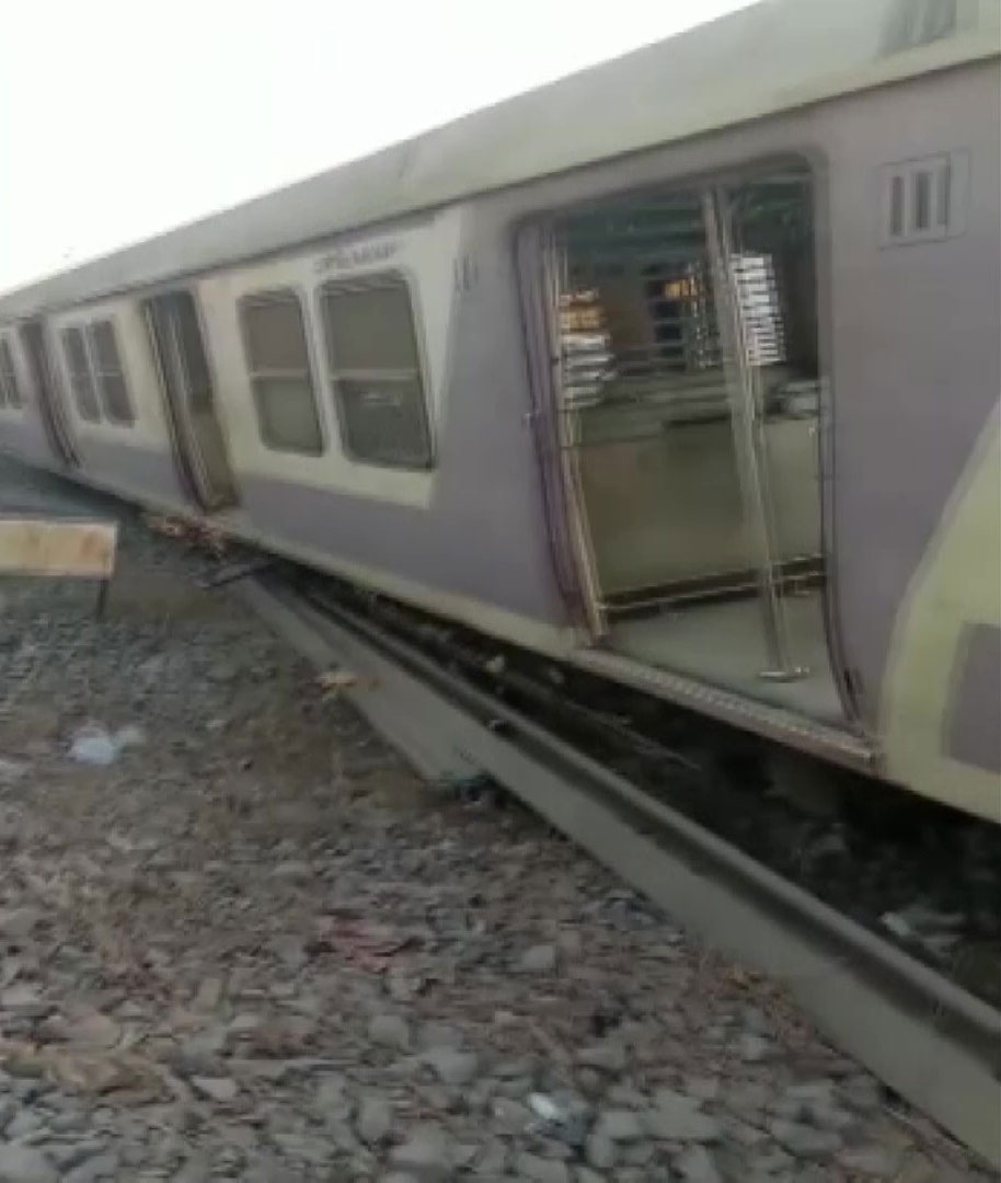 Kharkopar Local Train Derail