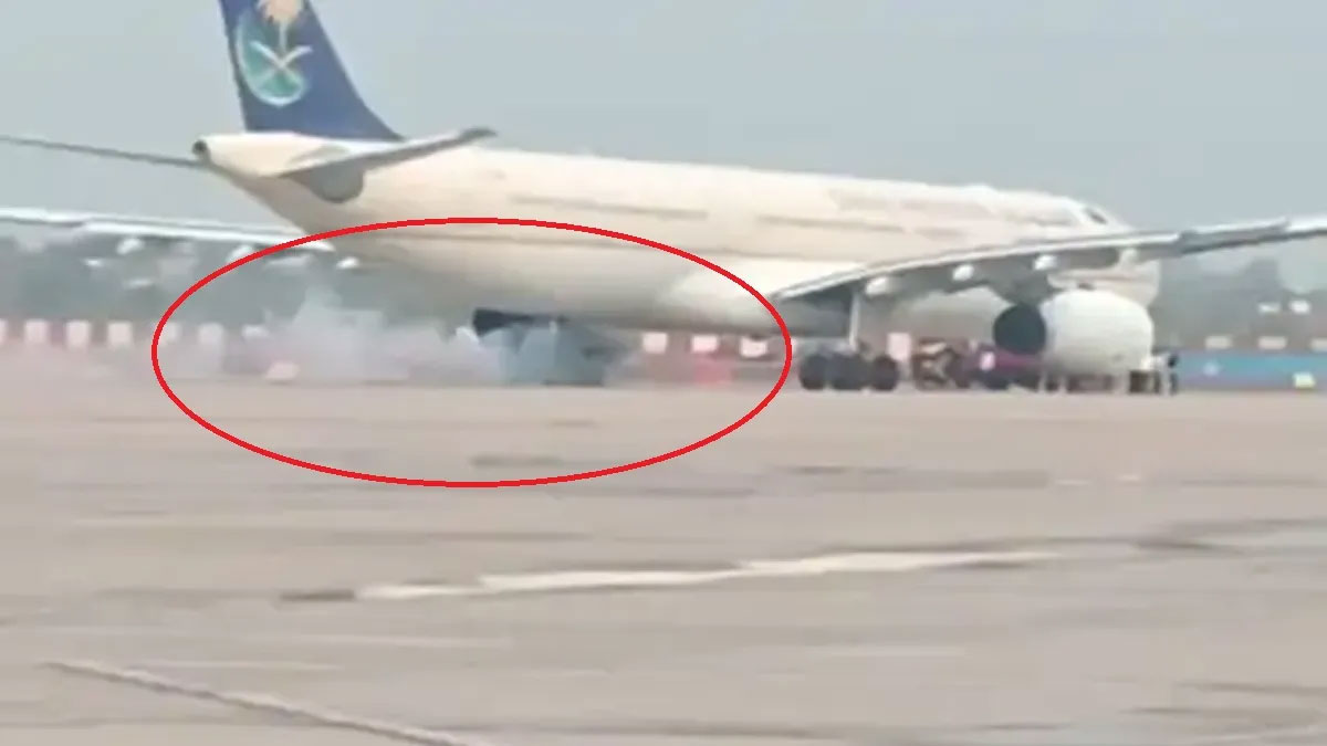 Lucknow Airport Saudi Plane Wheel Spark News Update