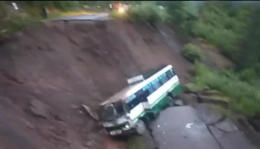  Mandi-Shimla Bus Accident Due To Road Damage Himachal News 