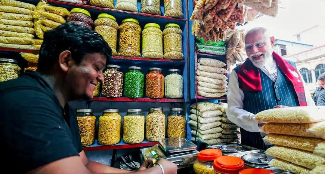 PM Modi Enjoys JhalMuri Bengal