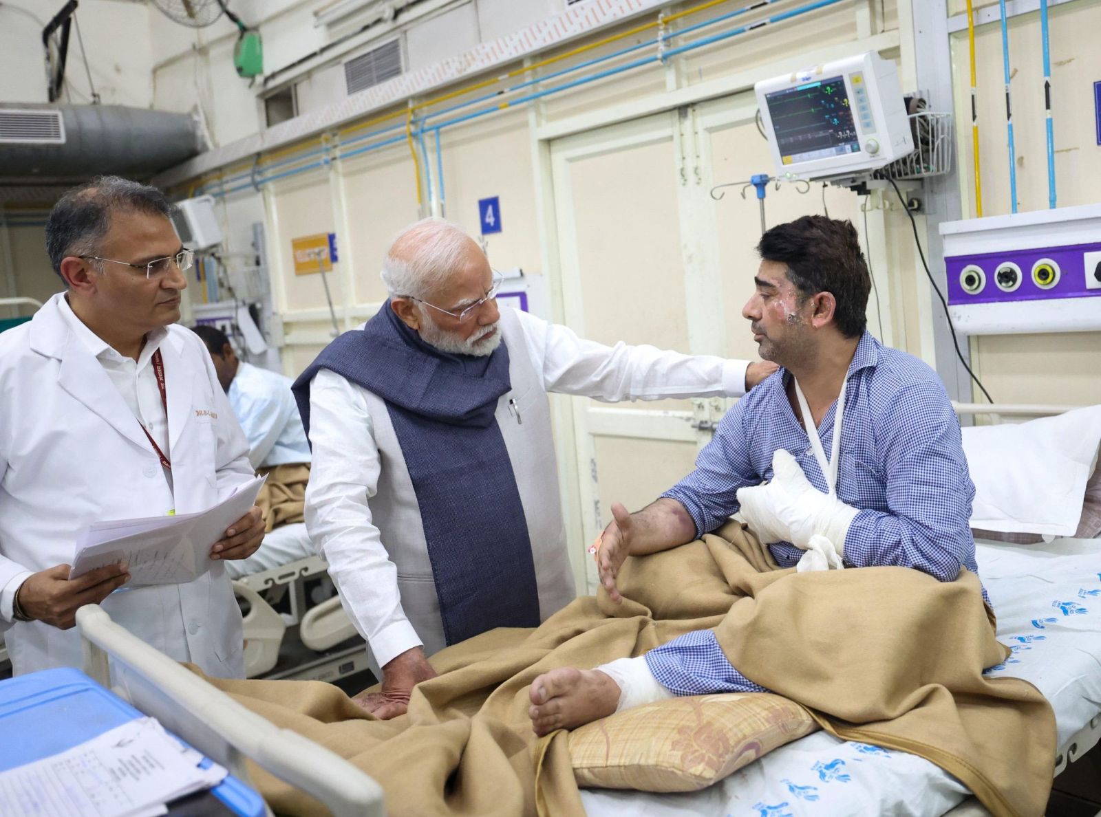 PM Modi meets the victims of the Delhi blast at LNJP hospital