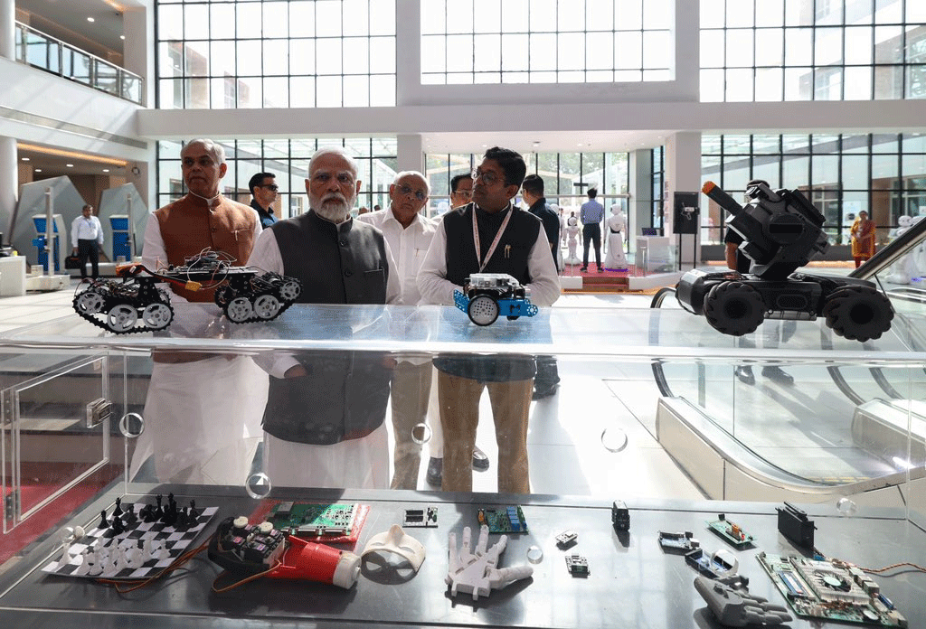 PM Modi with Robots Served Tea Sandwich in Gujarat Science City