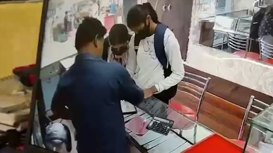 Patna Two Girls Robbers Jewellery Shop Robbery Viral Video