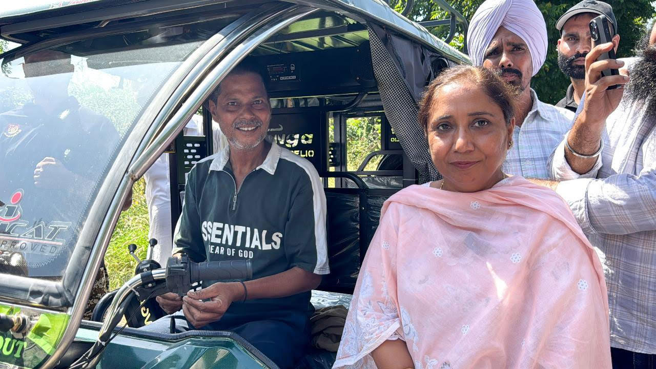 Punjab Bhagwant Mann Government Distributed E-rickshaws To Needy Persons
