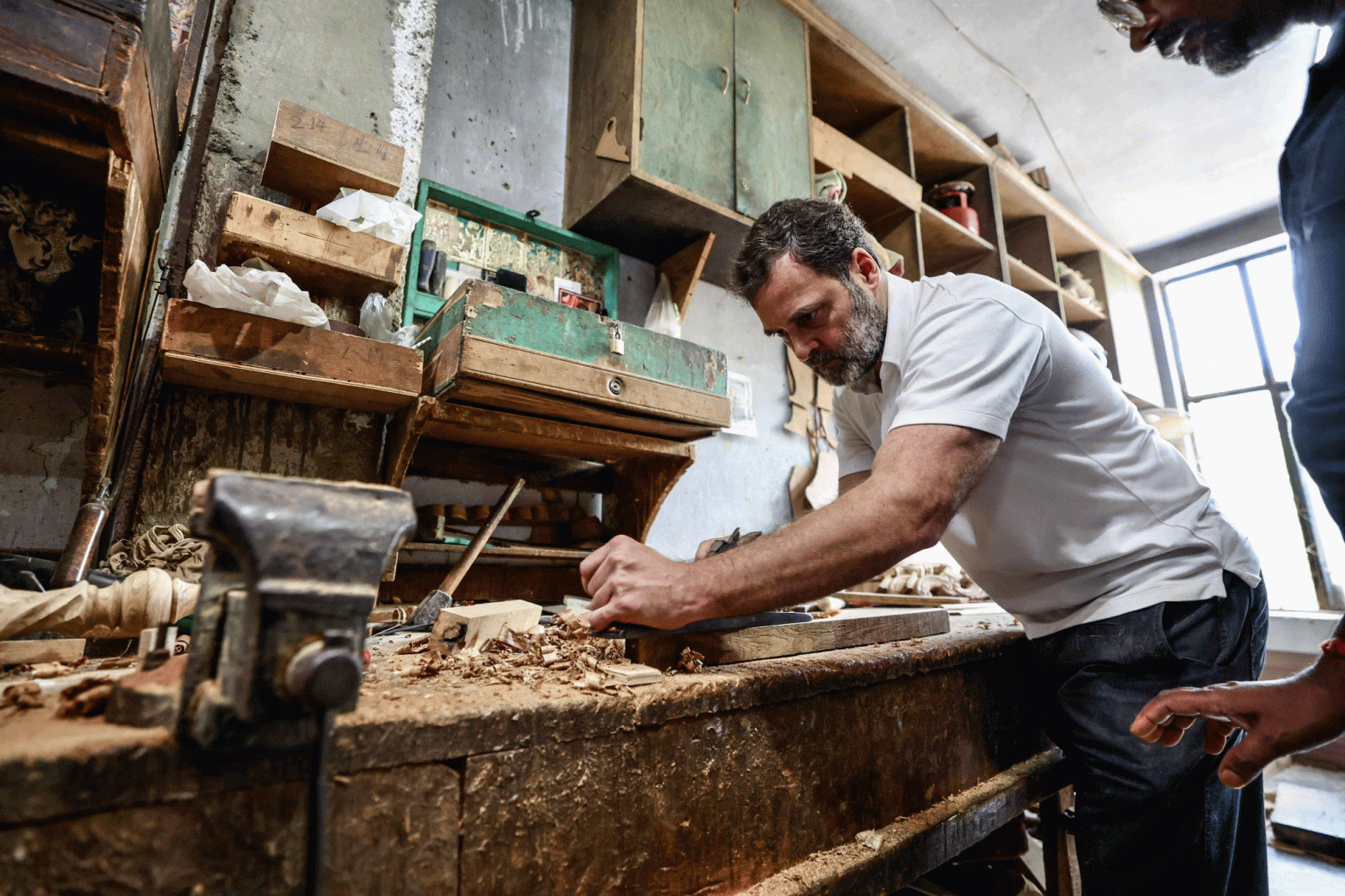 Rahul Gandhi with carpenters in Asia Largest Furniture Market Delhi