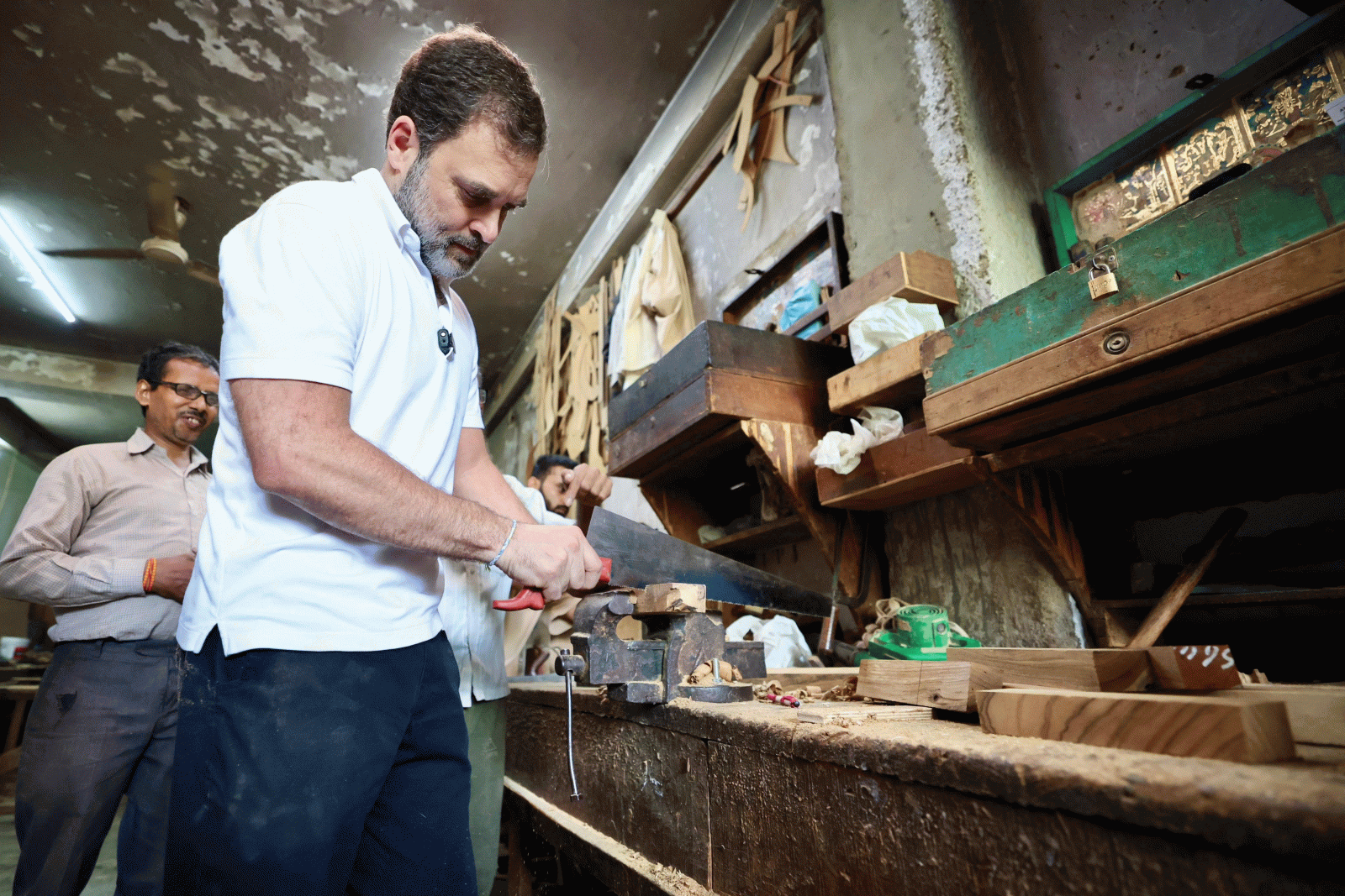 Rahul Gandhi with carpenters in Asia Largest Furniture Market Delhi