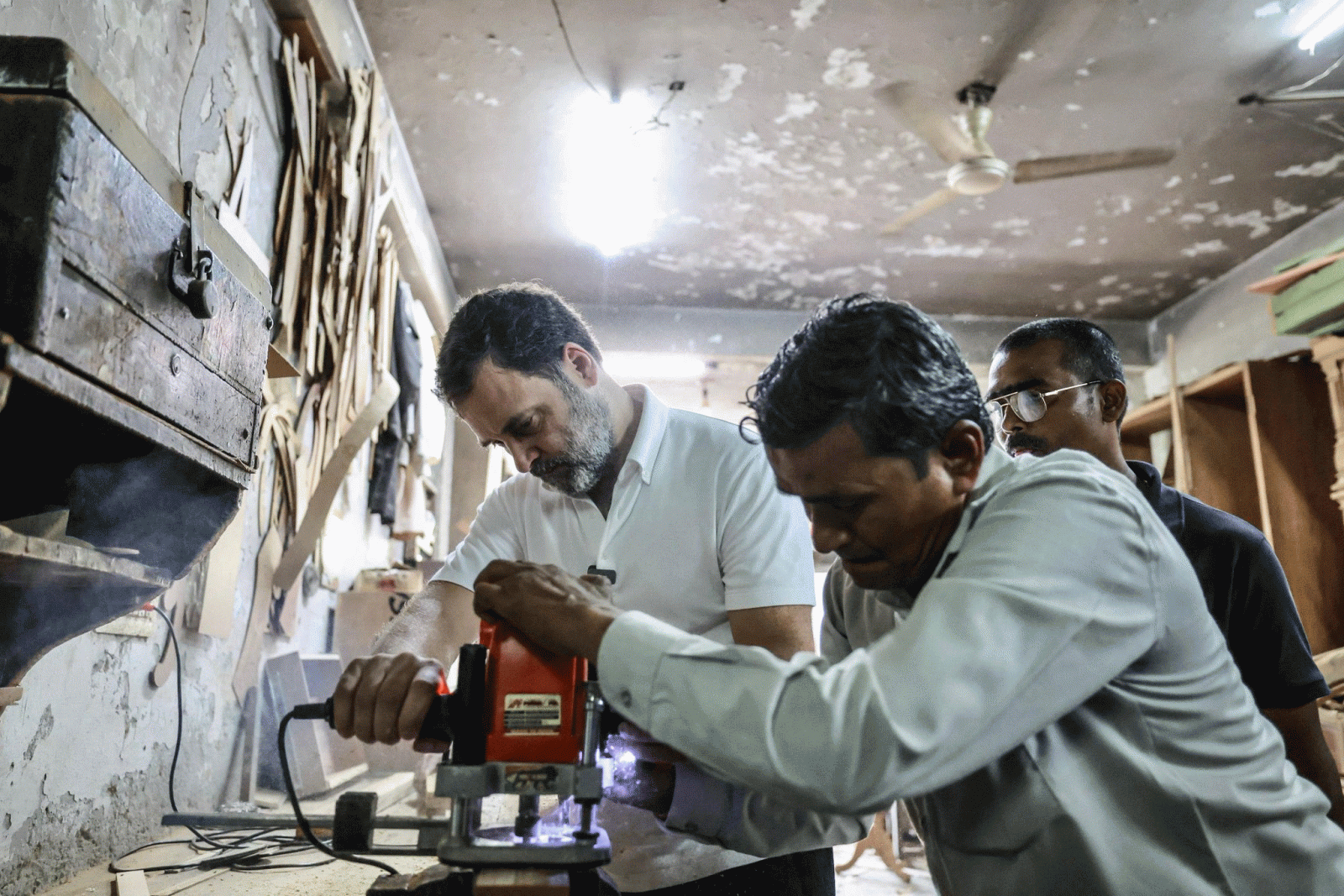 Rahul Gandhi with carpenters in Asia Largest Furniture Market Delhi