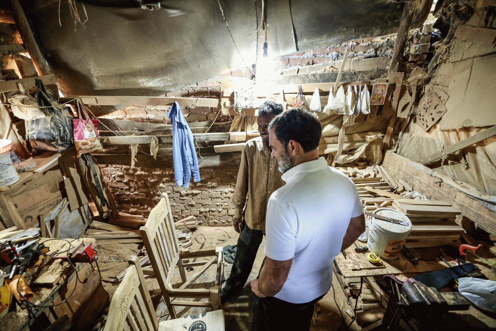 Rahul Gandhi with carpenters in Asia Largest Furniture Market Delhi