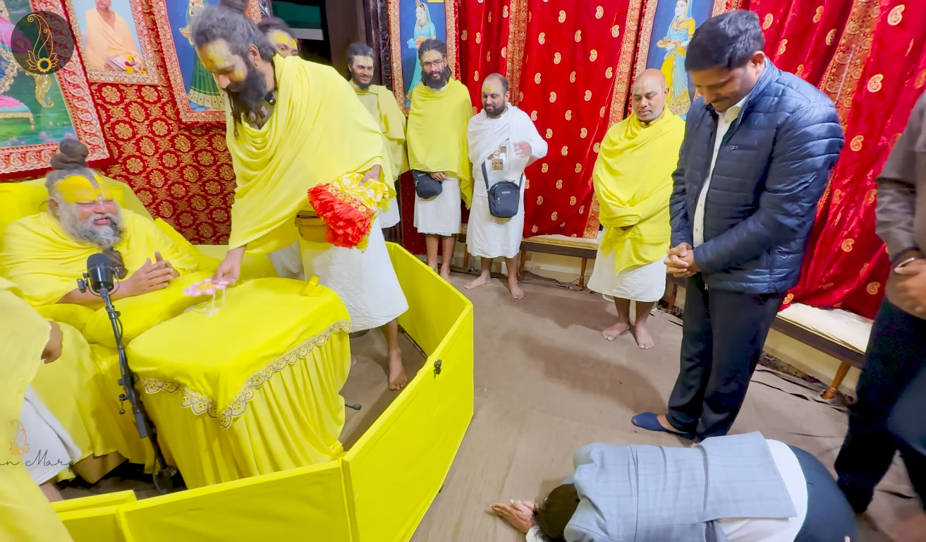 Rajpal Yadav reached to Premanand Maharaj for Darshan