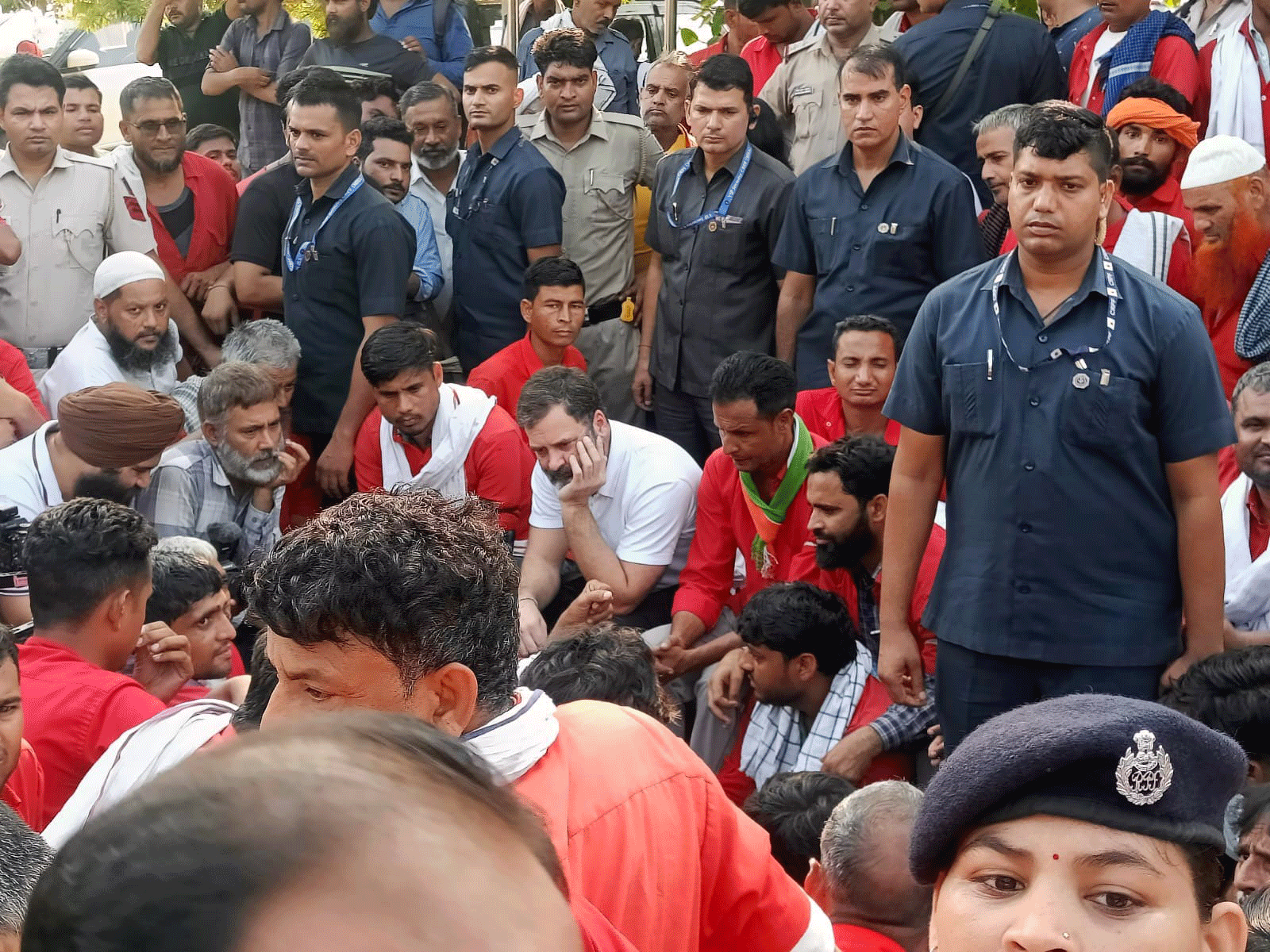  Rahul Gandhi Meet Coolies Anand Vihar Railway Station