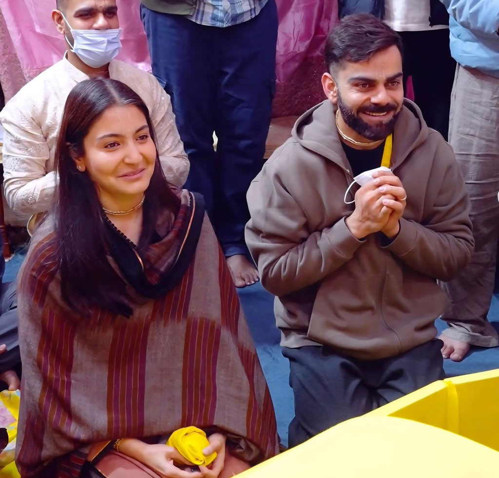  Virat Kohli Premanand Maharaj Darshan With Wife Anushka Sharma