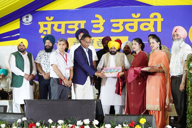 Chief Minister gives a Gift of Rs 135 crore to Majha Region