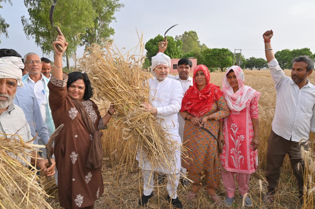 सहकारिता मंत्री का ठेठ अंदाज, मंडासा मार खेत में पहुंचे डॉ अरविंद शर्मा, पत्नी संग करी लामणी