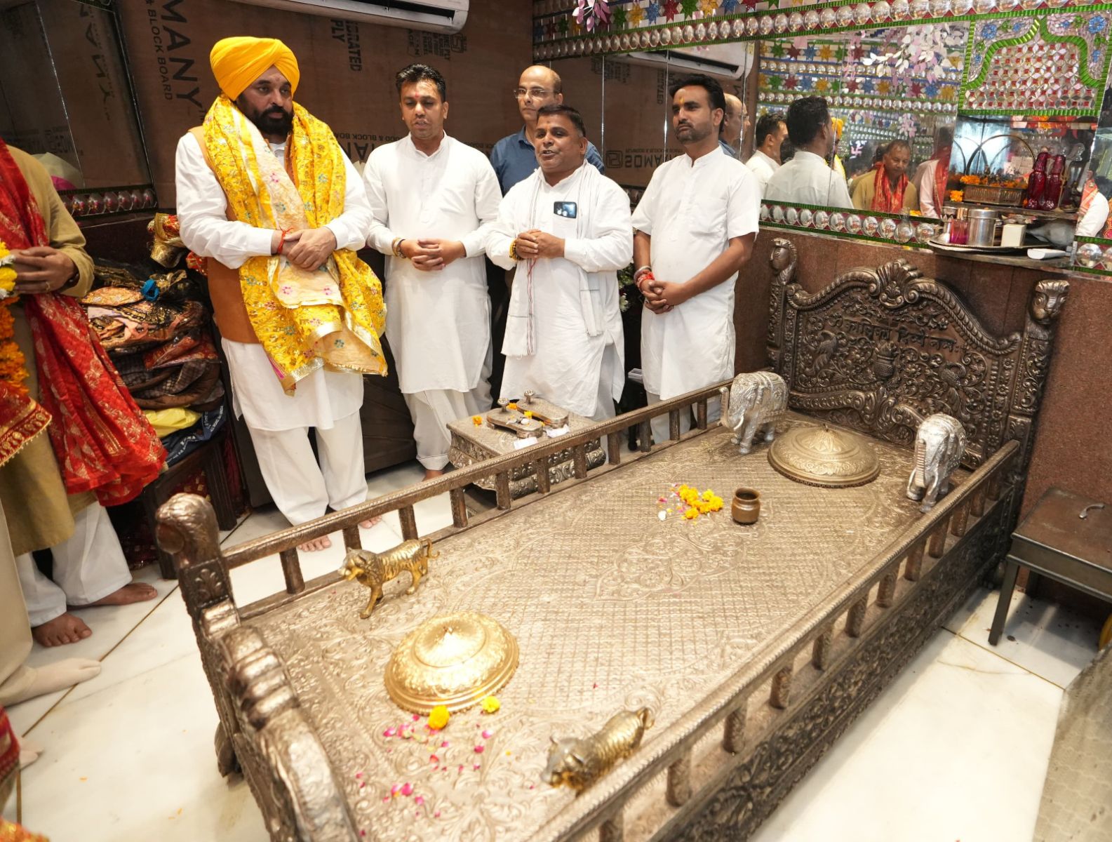 Chief Minister bowed down in Shri Kali Mata Mandir
