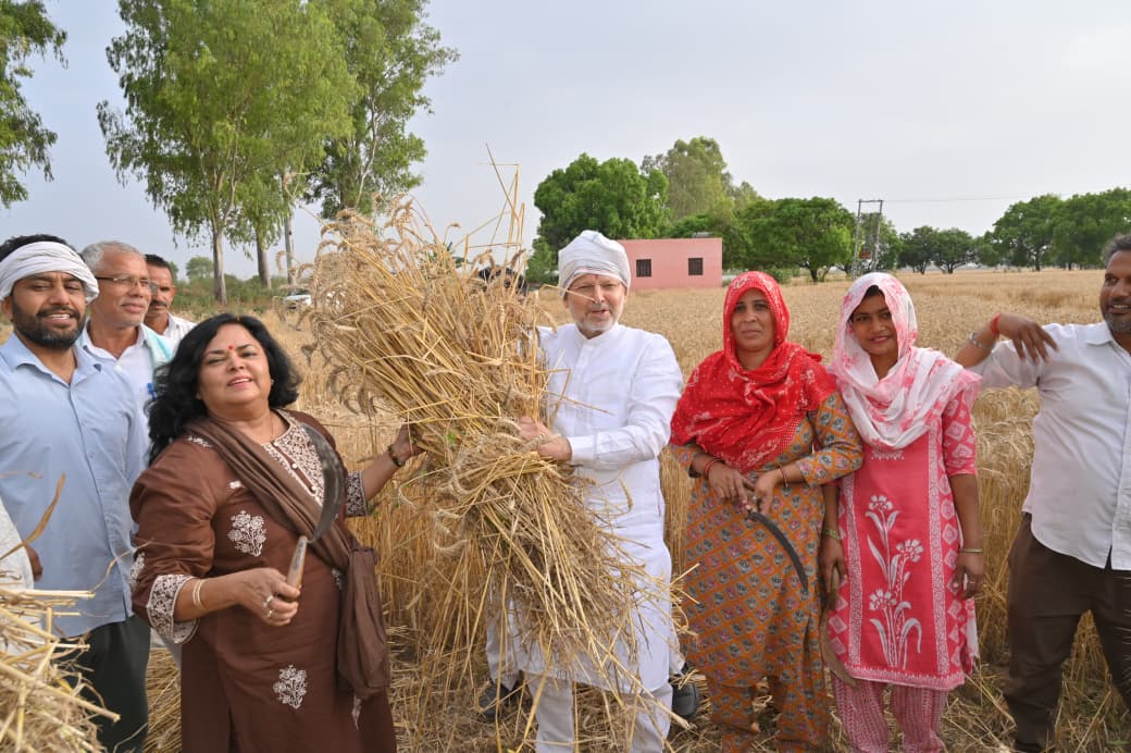 सहकारिता मंत्री का ठेठ अंदाज, मंडासा मार खेत में पहुंचे डॉ अरविंद शर्मा, पत्नी संग करी लामणी