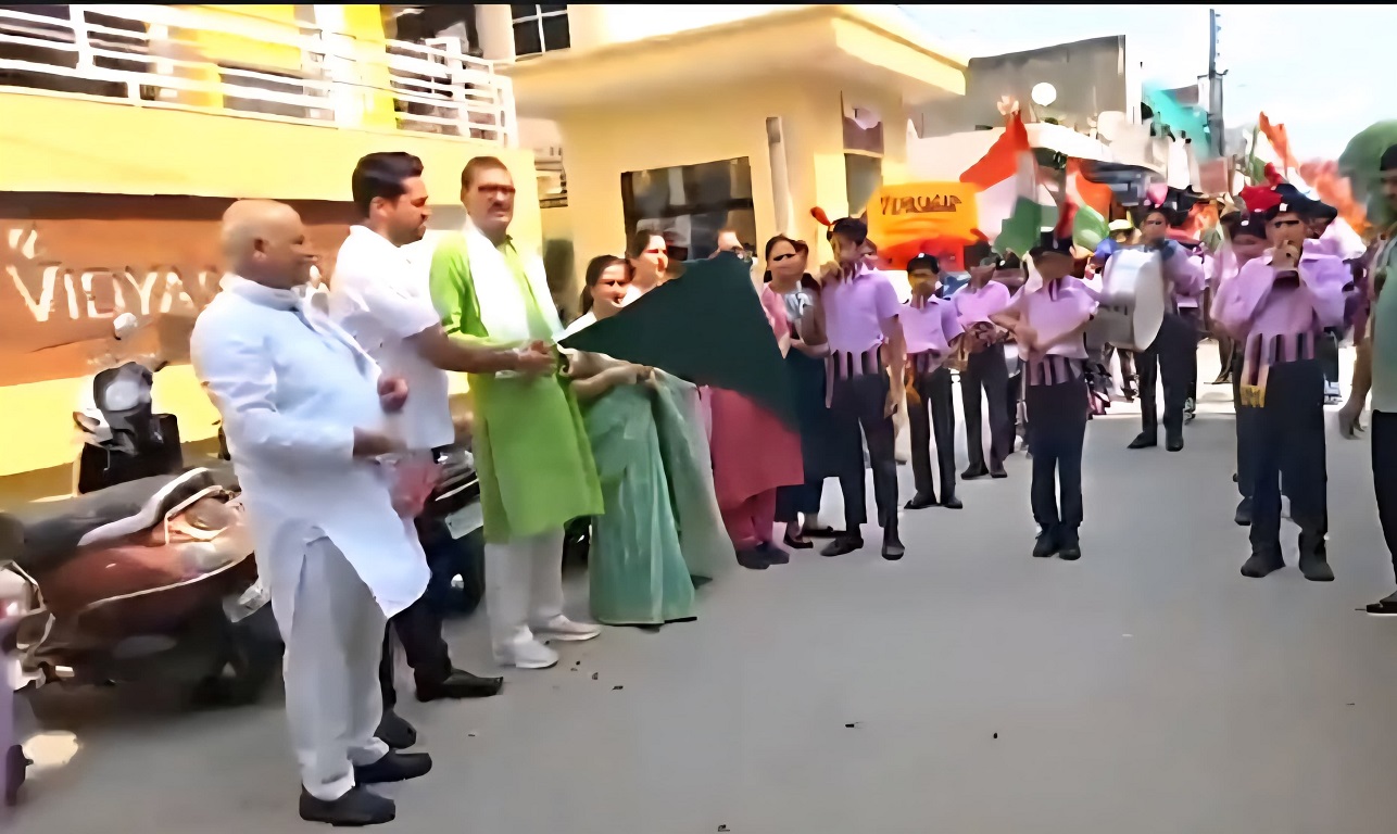 Children of Vidyasagar School came out with Tricolour