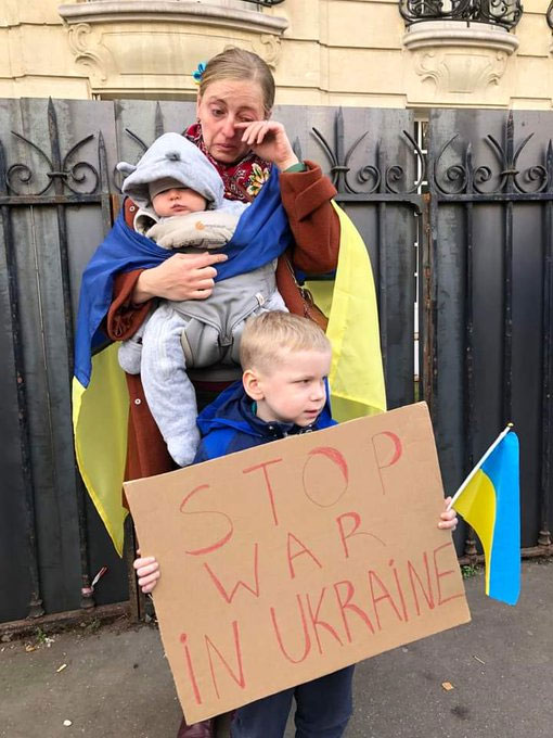 Russia Ukraine War Father Daughter Viral Video