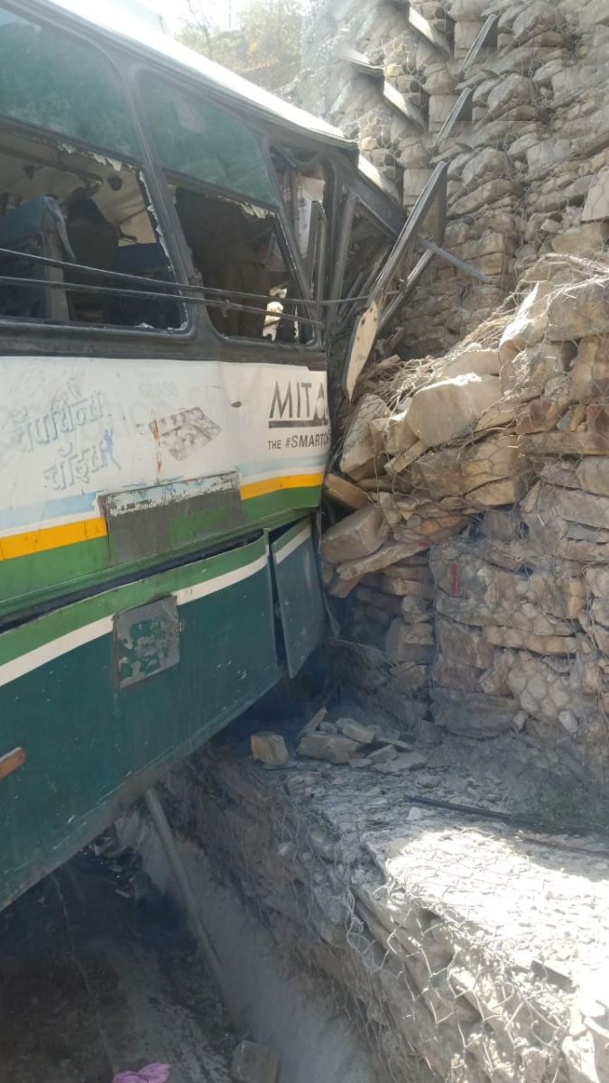 Bus hit a mountain on Chandigarh-Manali NH in Himachal