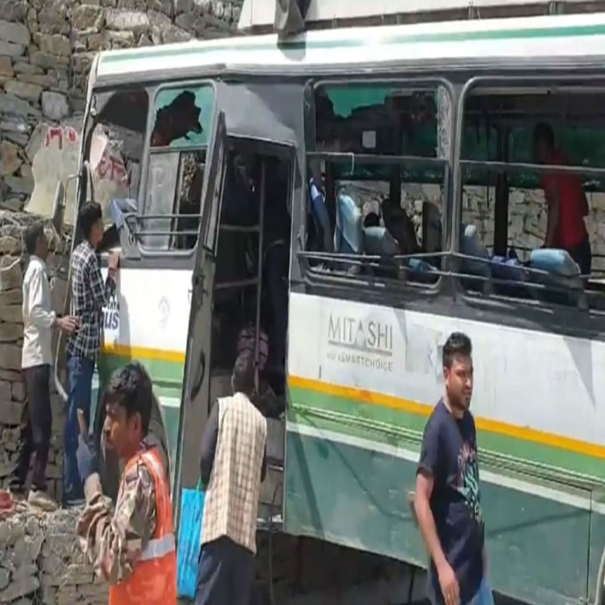 Bus hit a mountain on Chandigarh-Manali NH in Himachal