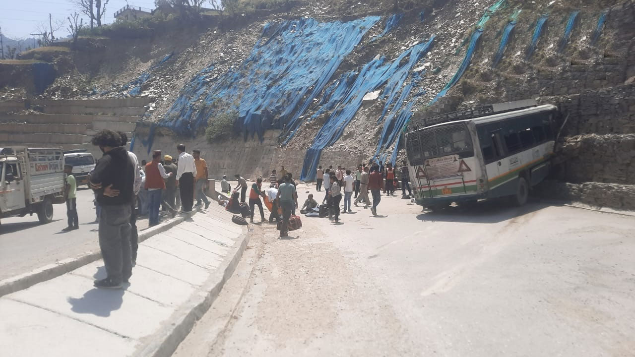 Bus hit a mountain on Chandigarh-Manali NH in Himachal